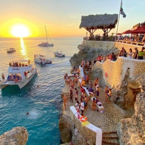 7 Mile Beach and Ricks Cafe Combo Tour